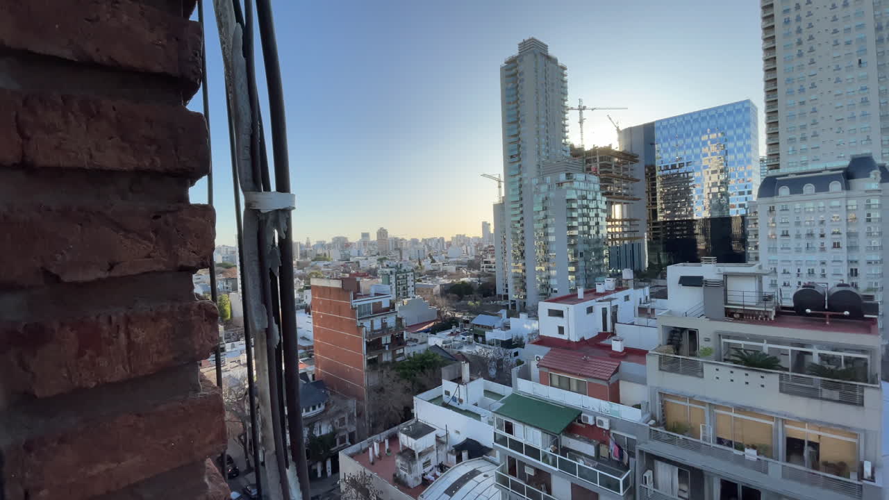 vista de los rascacielos desde la ventana, los cables están estirados cerca de la ventana