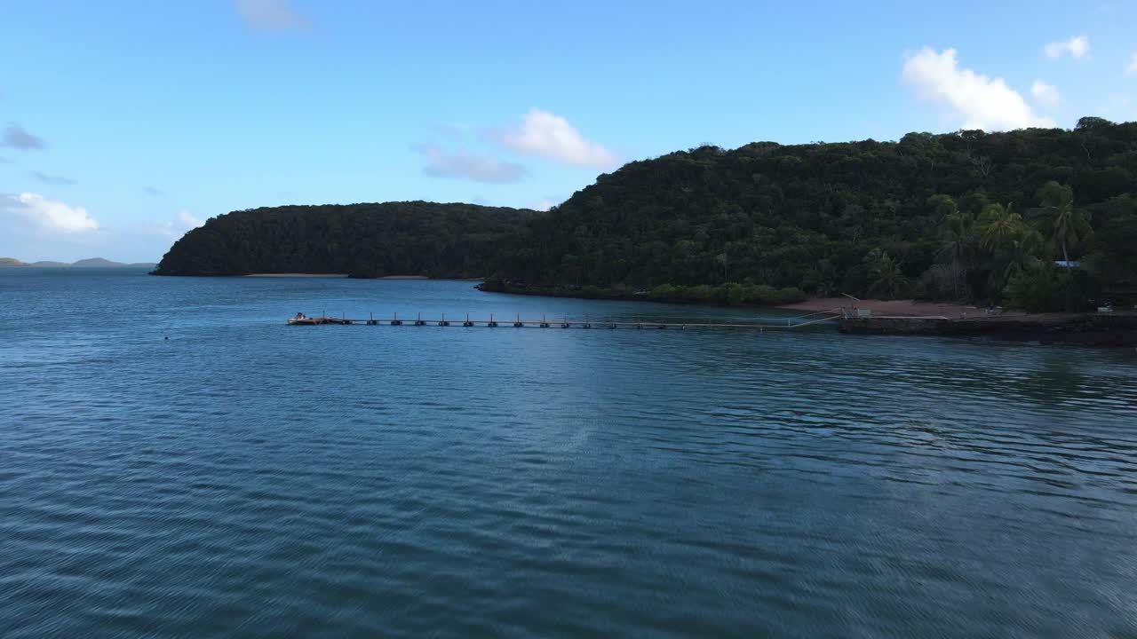 열대 오스트레일리아의 외 섬 위에서 아침 비행