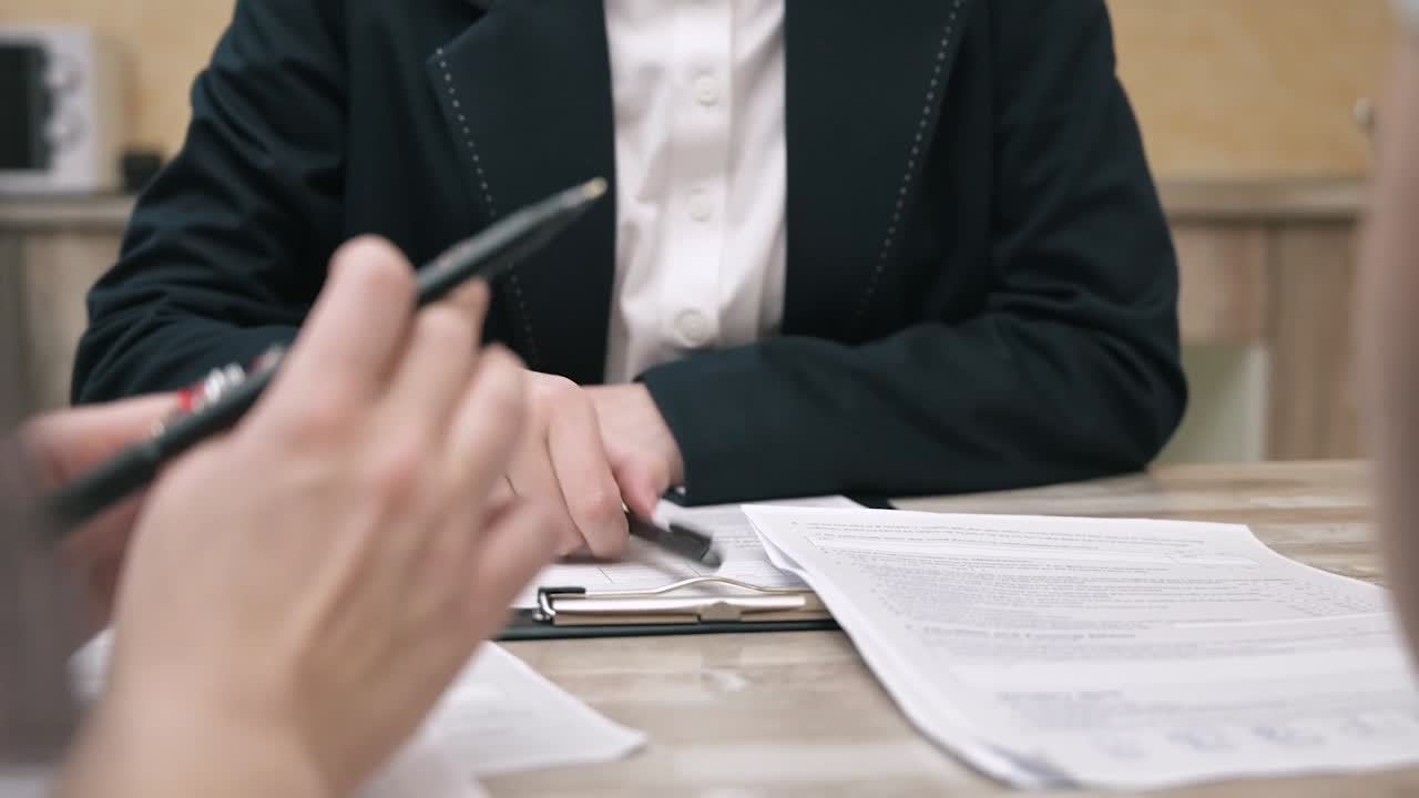 Esaminare alcuni documenti durante una riunione di lavoro.