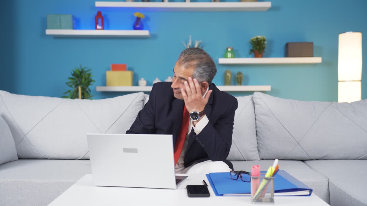 집에서 일하는 남자는 화를 내고, 모욕을 느끼고, 슬퍼합니다.