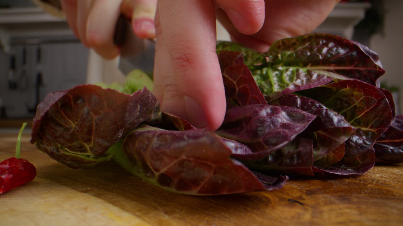 러드를 준비하고 있습니다.