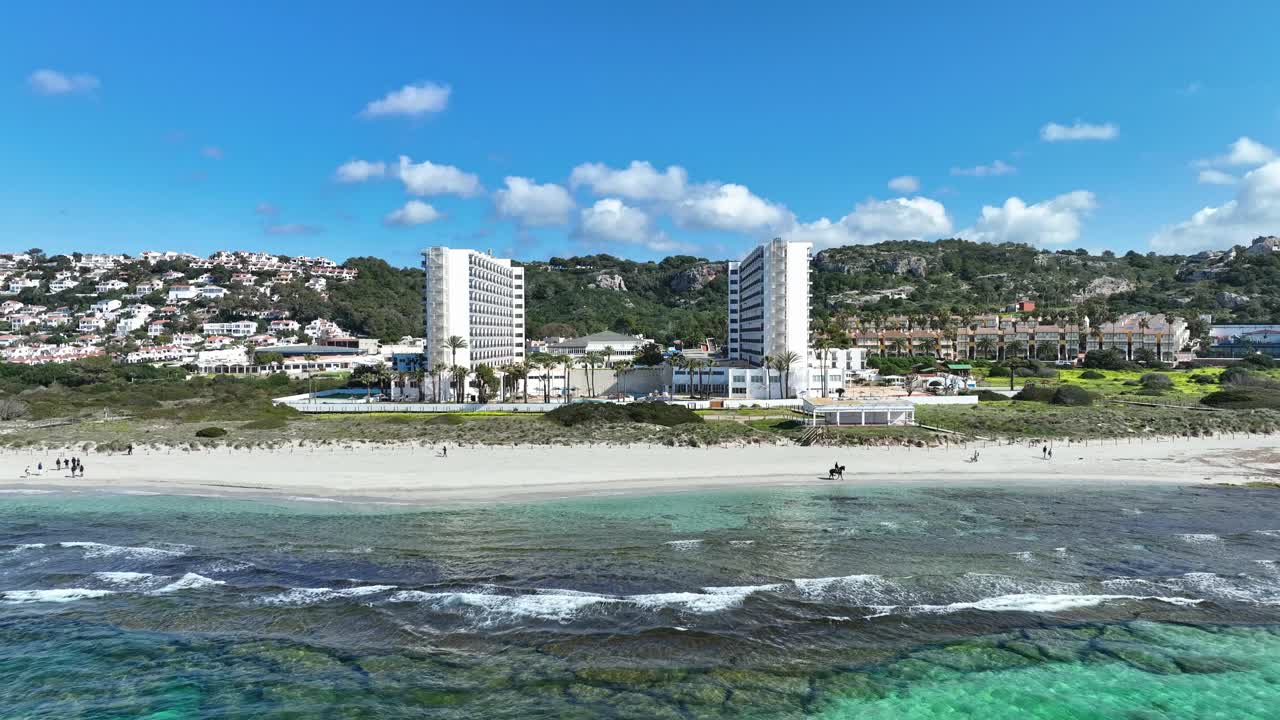 스페인 의 메노르카 에 있는  ⁇  부 해변 에 있는 말 의 영화적 공중 전망