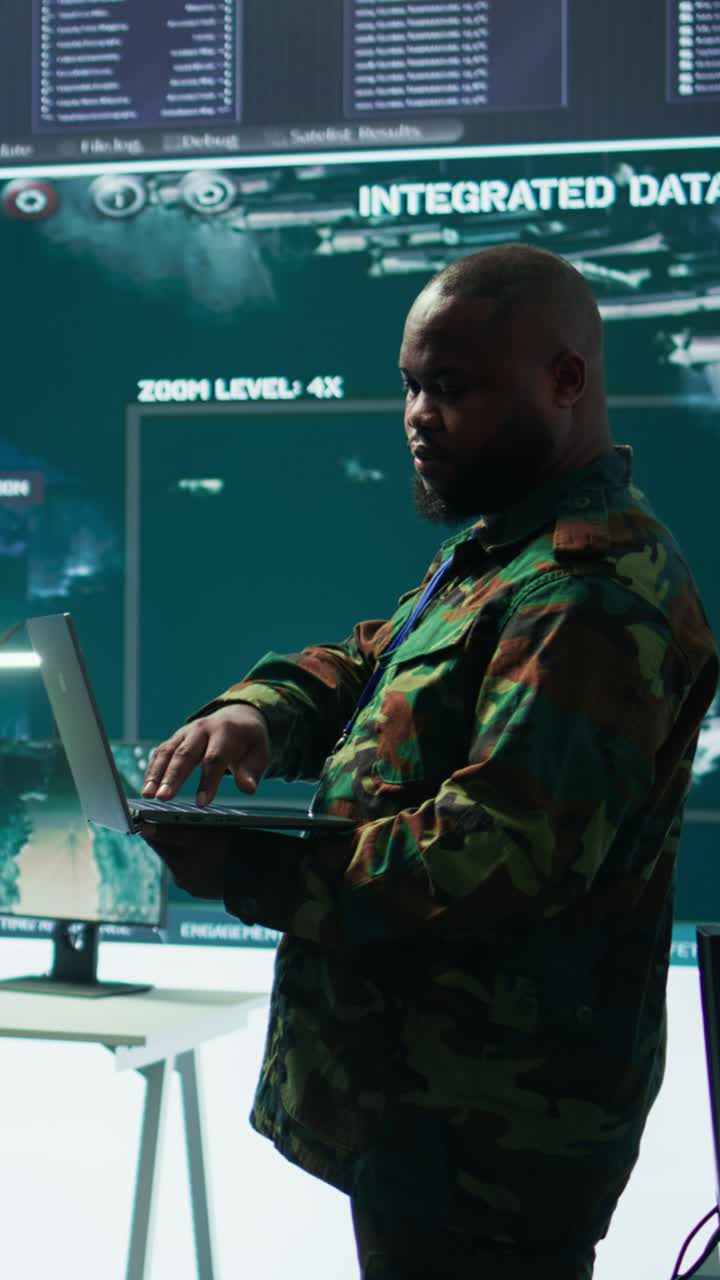 Vertikal video: Militære specialister arbejder i et højteknologisk kommandocenter.