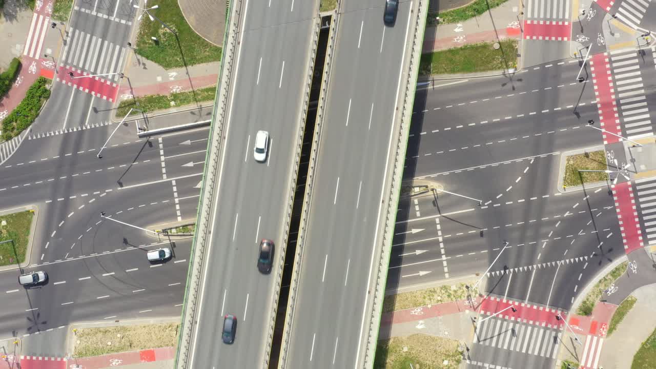 고속도로의 교통 체증, 고속도로를 달리는 빠른 자동차, 추상적 속도 교통 배경