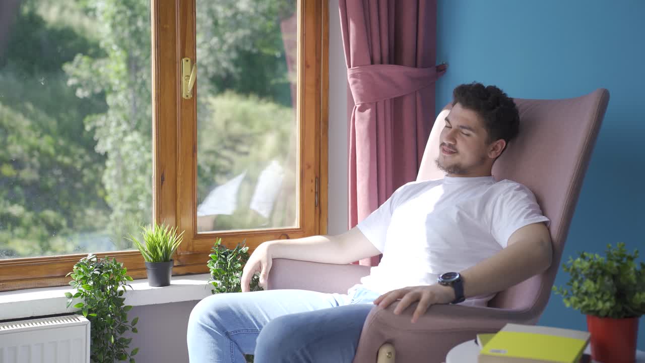 행복한 남자가 집에서 춤을 춘다.