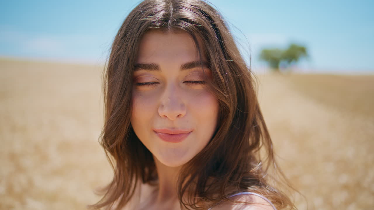 una mujer soleada sonriendo retrato de prado. una mujer joven mirando a la cámara en el campo de verano