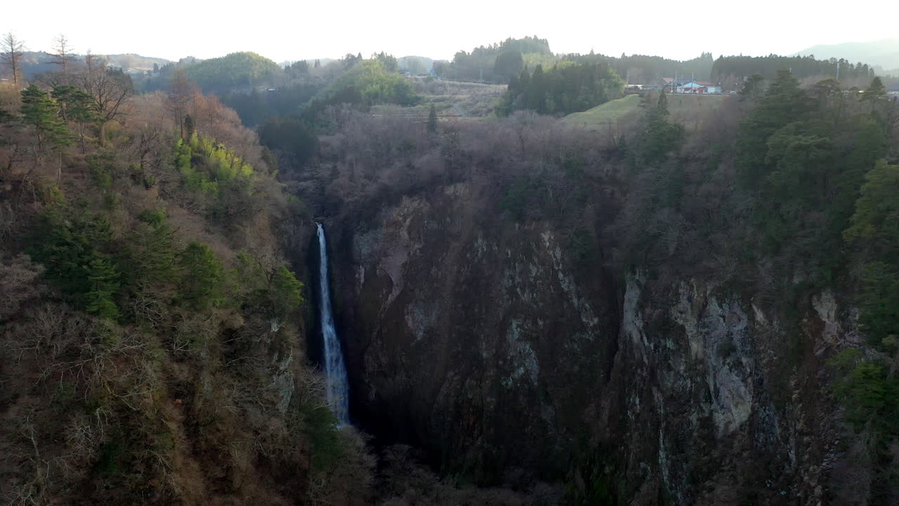 tiro de drone de cascada en el puente colgante kokonoe yume otsurihasi