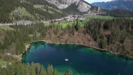 Vista-Aérea-De-Un-Lago-Vibrante-En-Bad-Ragaz,-St