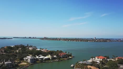 Disparo-De-Drones-Desde-Sarasota-Hasta-Siesta-Key-Florida-Aumento-Lento-En-Un-Día-Soleado-De-Cielo-Azul