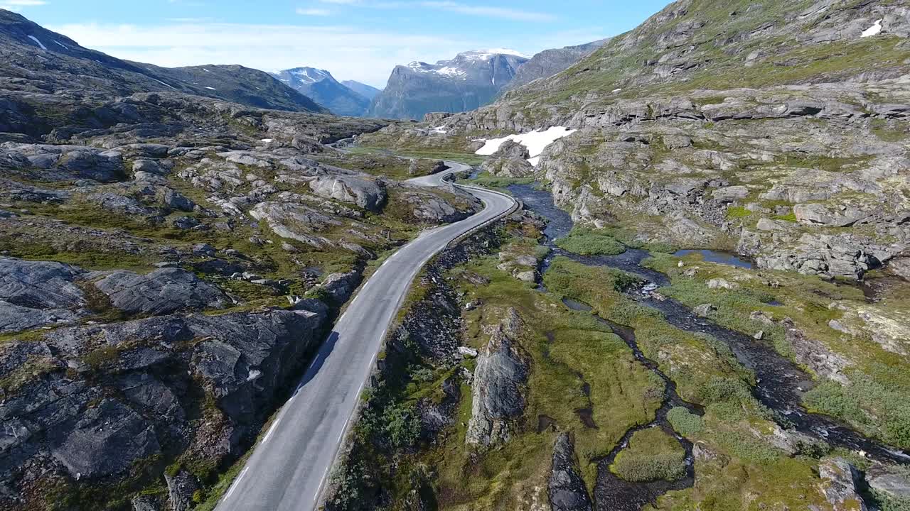 vista aérea de la montaña y el camino a dalsnibba, caravana de viaje, noruega