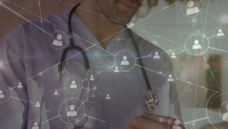 animación de puntos interconectados con líneas sobre médico biracial usando tableta digital