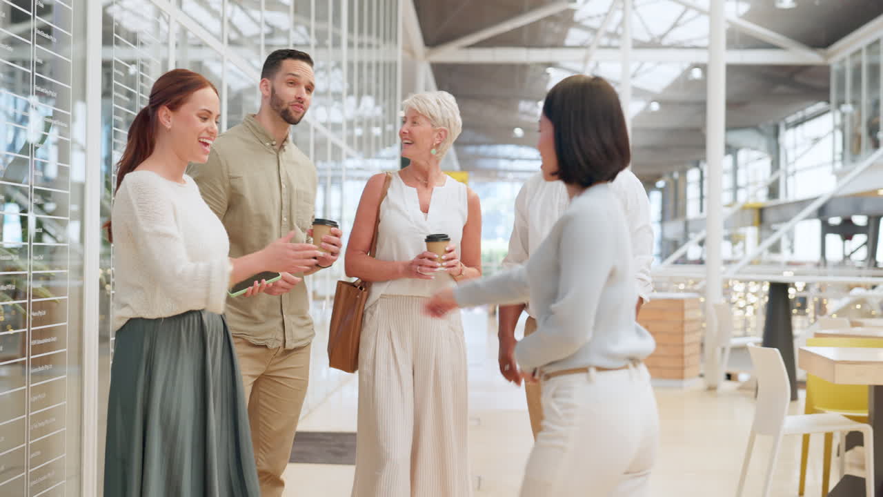 apretón de manos, reuniones y gente de negocios en la oficina