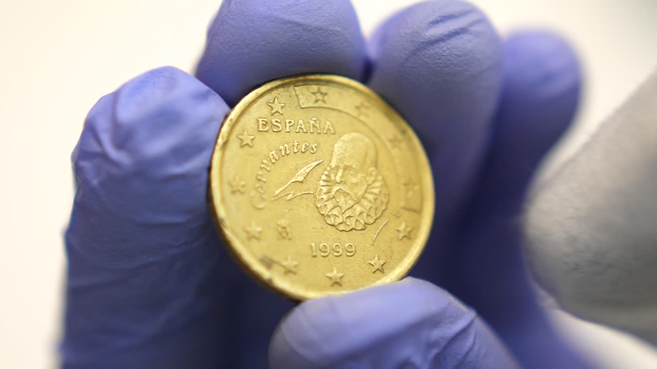 cierre aislado de la parte trasera de la moneda de 50 céntimos de euro limpiada, concepto de delincuencia