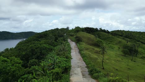 Carretera-Costera-Sobre-Exuberantes-Colinas-Verdes-En-Baras,-Catanduanes,-Filipinas