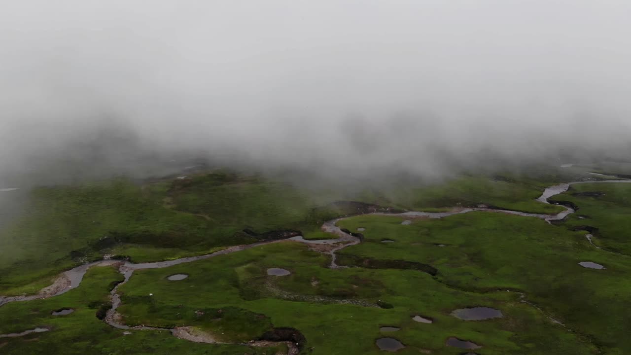 파키스탄 카슈미르 개코원숭이 계곡을 통과하는 도로 영상이 드론에 포착됐다.