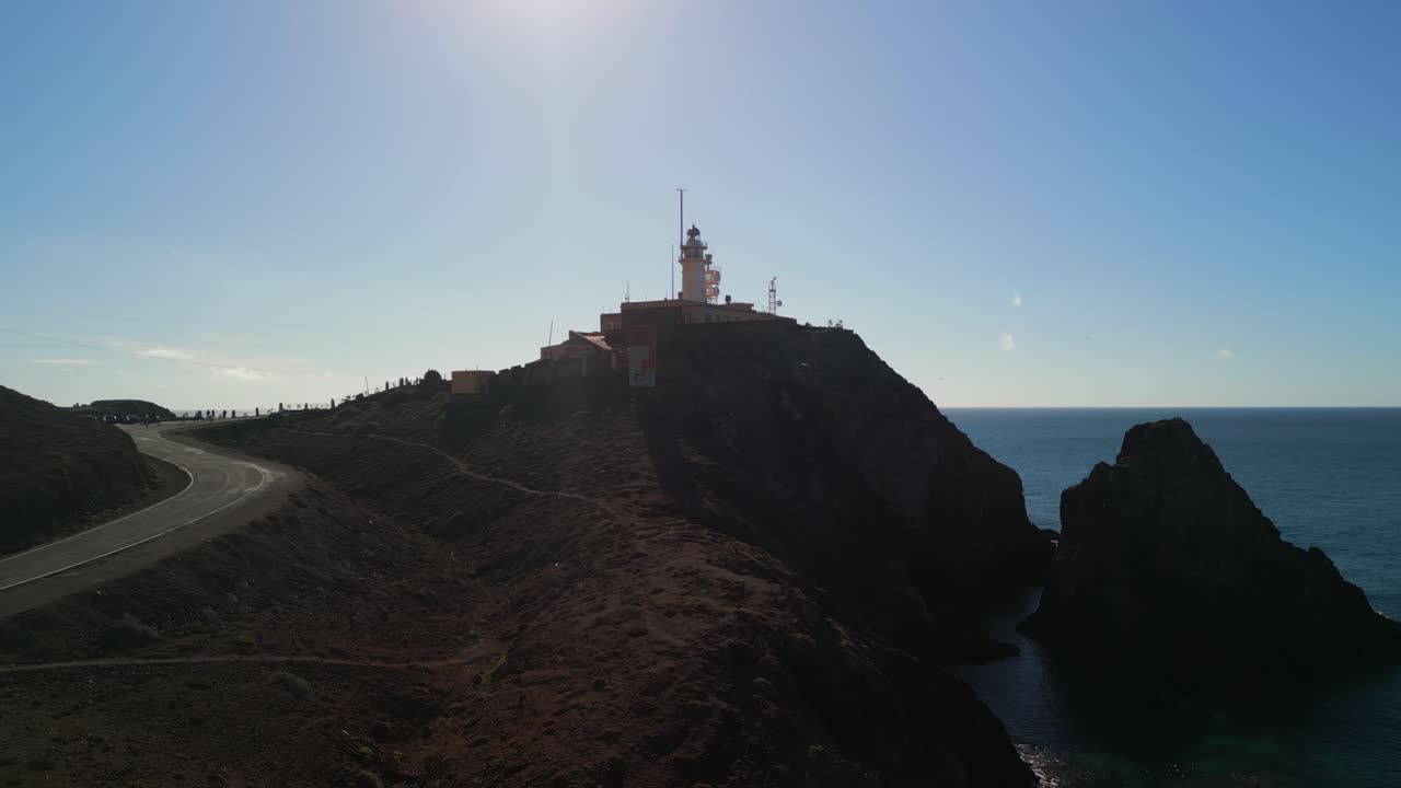 Vista aerea di un faro su una falesia costiera a picco sull'oceano