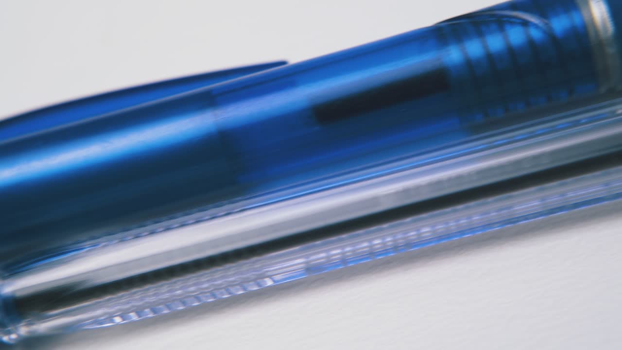 ⁇  표면에 누워있는 다른 볼 펜을 따라 움직임