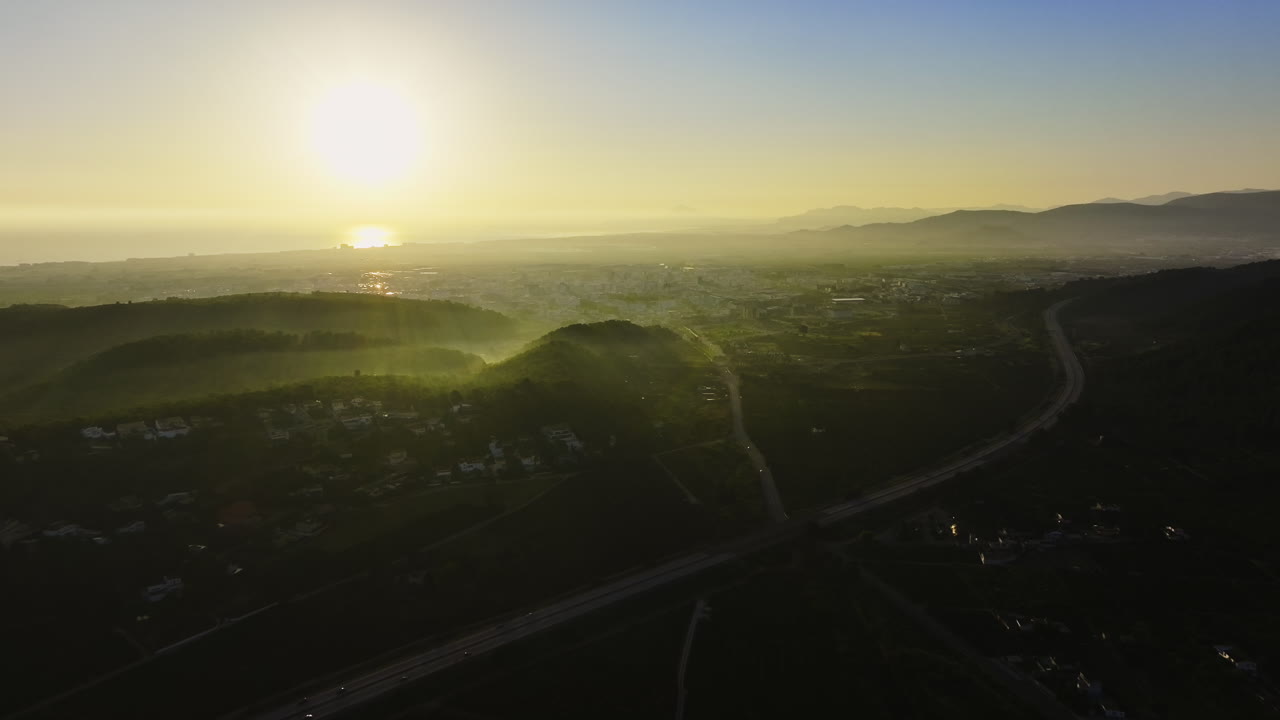 해안 도시 와 산 들 위 의 해가 뜨는 모습