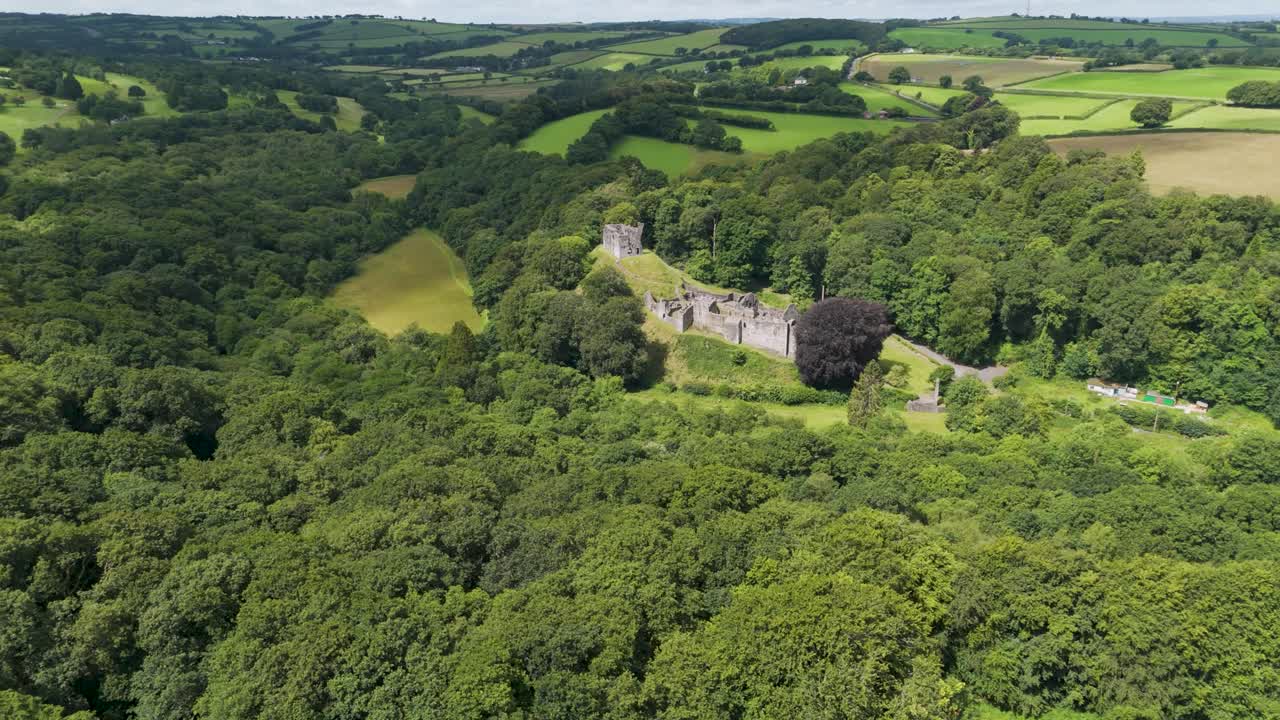 Inquadratura aerea del Castello di Okehampton in mezzo a una fitta vegetazione nel Devon, Regno Unito.