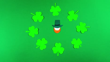 tarjeta de felicitación 4k para el día de san patricio, que se celebra el 17 de marzo. fiesta cultural irlandesa. símbolos de la fiesta un trébol y leprechauns. fondo verde.