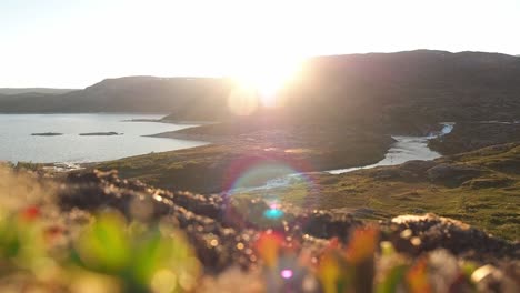 Lapso-De-Tiempo-De-La-Puesta-De-Sol-En-Las-Montañas-De-Noruega-En-Escandinavia-Con-Un-Lago-En-Frente