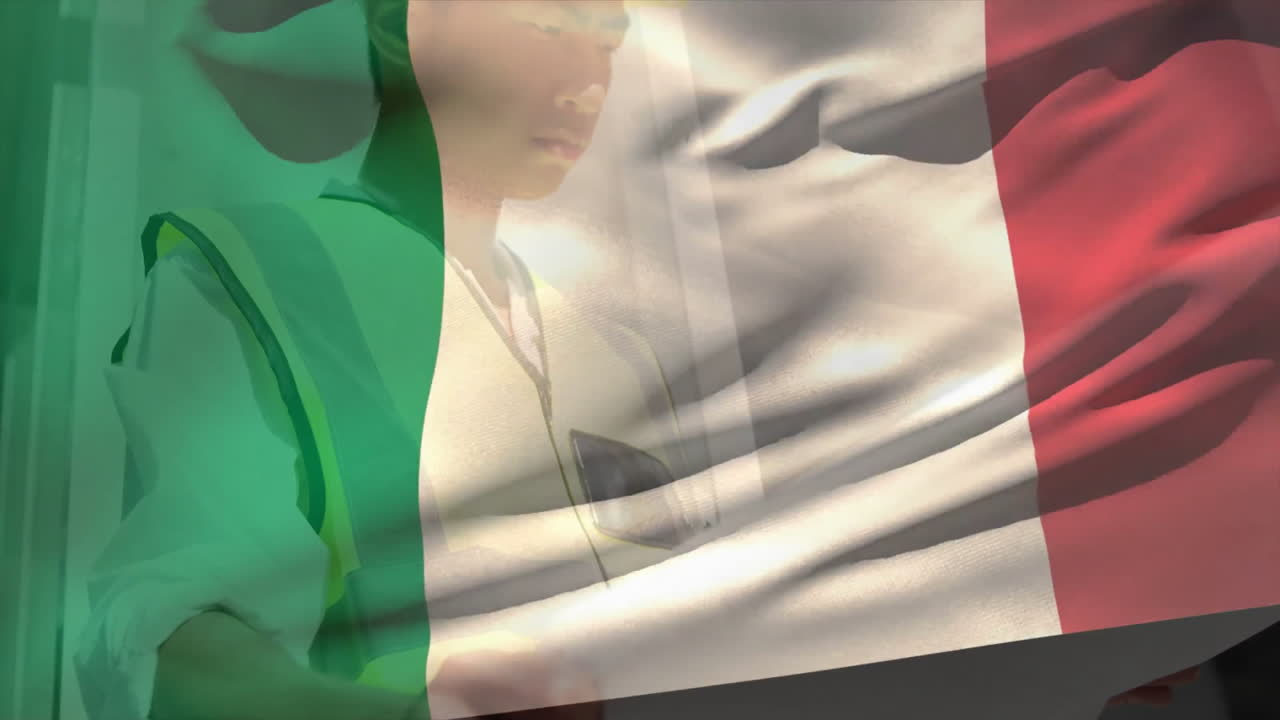 Animazione della bandiera italiana che sventola su un ingegnere maschio asiatico che legge una planimetria