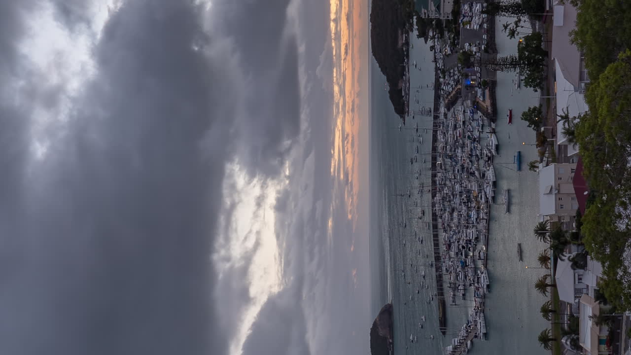 puerto de orfanato puesta de sol a lapso de tiempo nocturno - barcos anclados a la deriva en el viento y la marea en orientación vertical