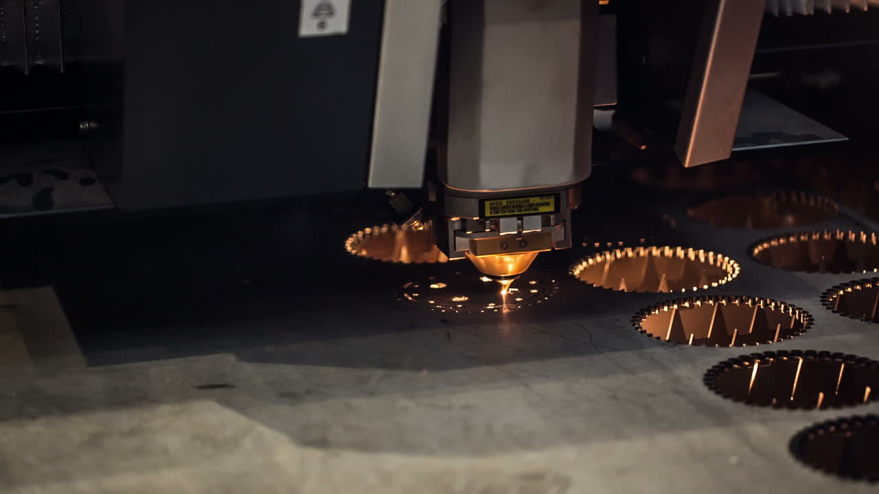 corte láser cnc de metal, tecnología industrial moderna.