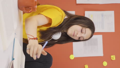 video vertical de una niña animada y enérgica.