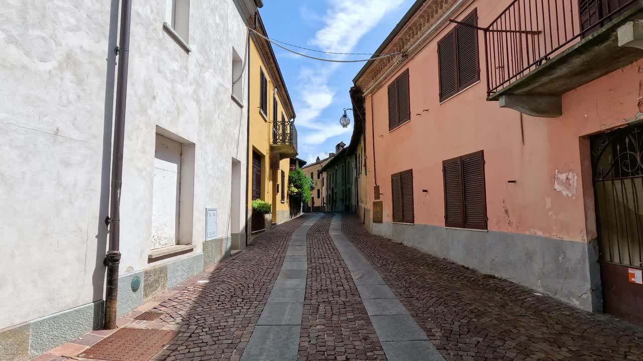 사랑스럽고 은 이탈리아 거리를 산책합니다.