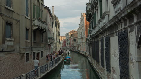 un estrecho canal en venecia, italia