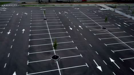 imágenes aéreas de un estacionamiento vacío