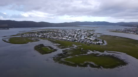 Luftaufnahme-Der-Insel-In-Der-Lagune-Von-Knysna,-Garden-Route