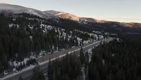 Imágenes-Aéreas-Panorámicas-A-Lo-Largo-De-La-Autopista-9-Al-Atardecer-Con-El-Monte-Silverheels-En-La-Distancia