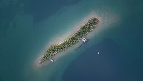aérea de arriba hacia abajo de la pequeña isla, la isla del refugio, el lago huron