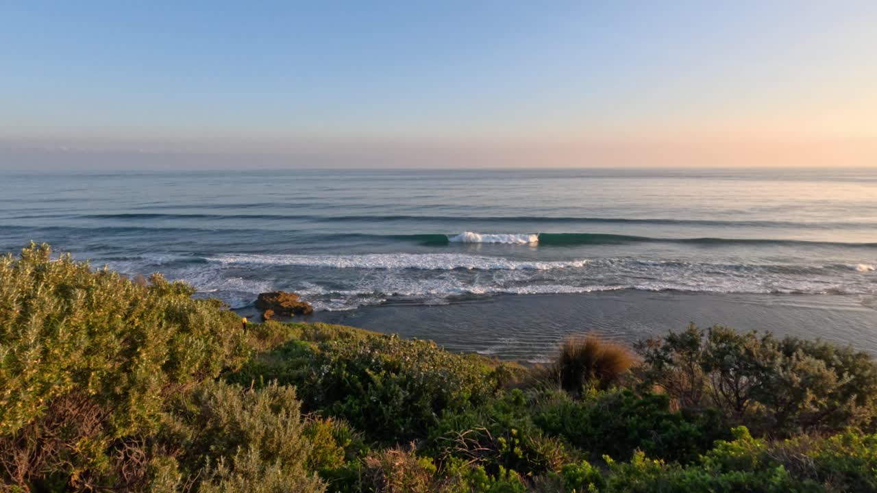 해가 지면 해안 절벽에 부히는 파도