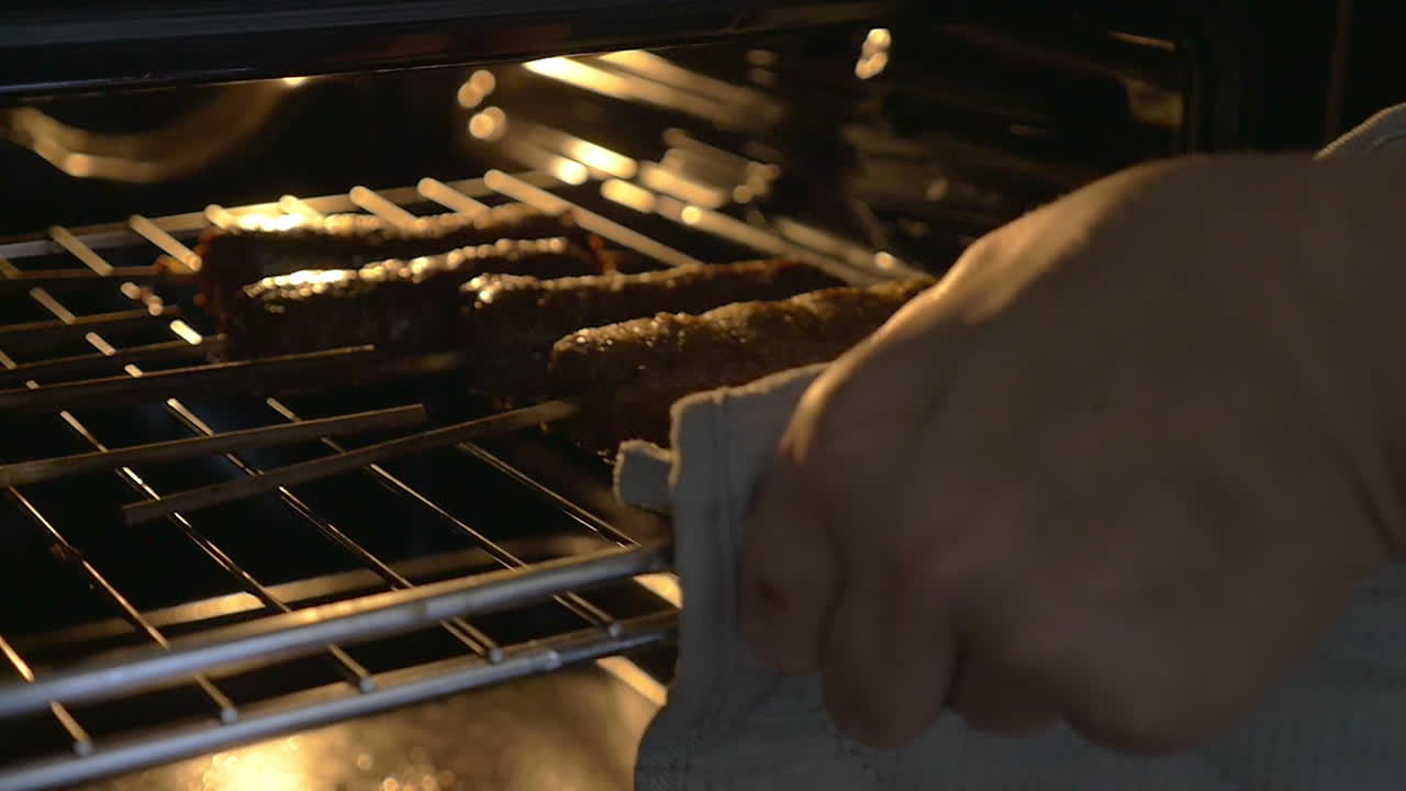 Cocinar brochetas en el horno