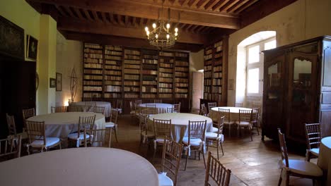 Elegante-Salón-De-Recepción-En-Un-Castillo-Con-Biblioteca