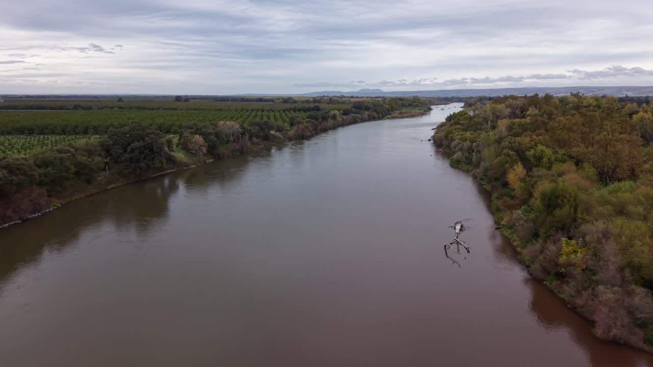 A push in drone shot captures the Sacramento River form Mill Creek Park in Los Molinos California