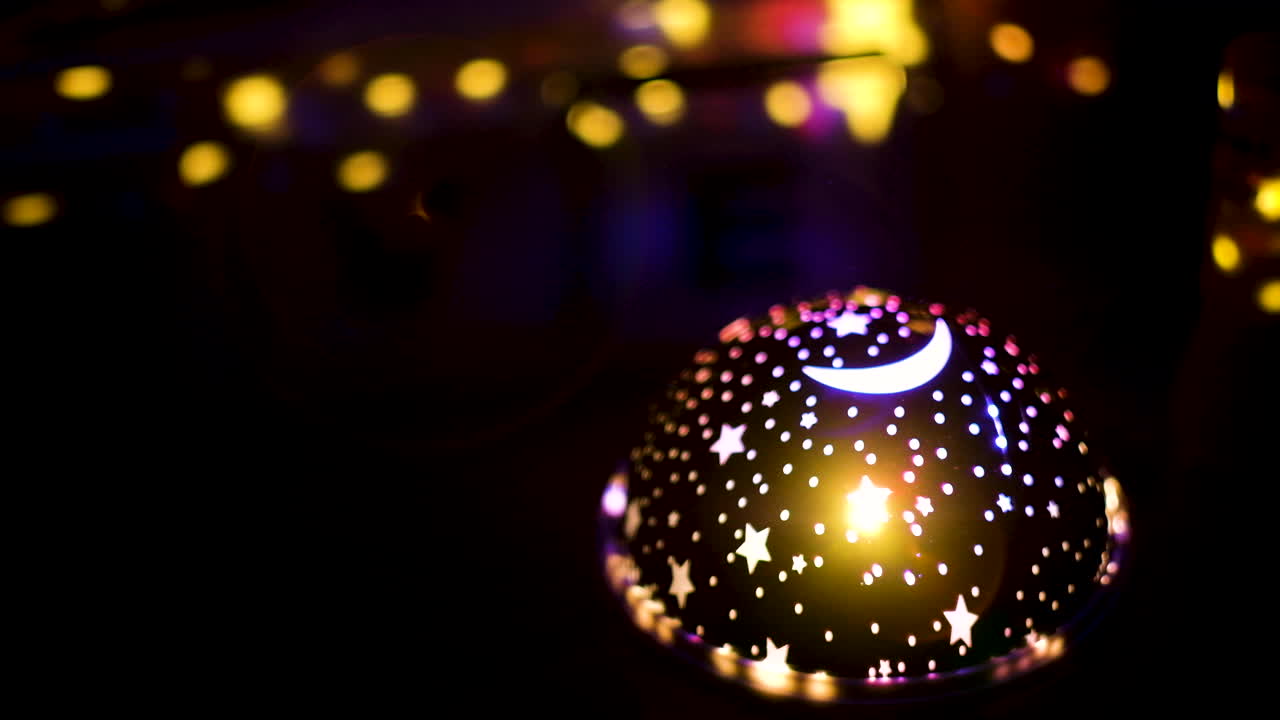 la luz nocturna para niños arroja destellos y hermosas luces de colores cuando gira.