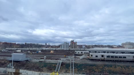 Toma-En-Cámara-Lenta-De-La-Estación-Central-De-Tren-De-Brooklyn-Durante-Un-Día-Lluvioso