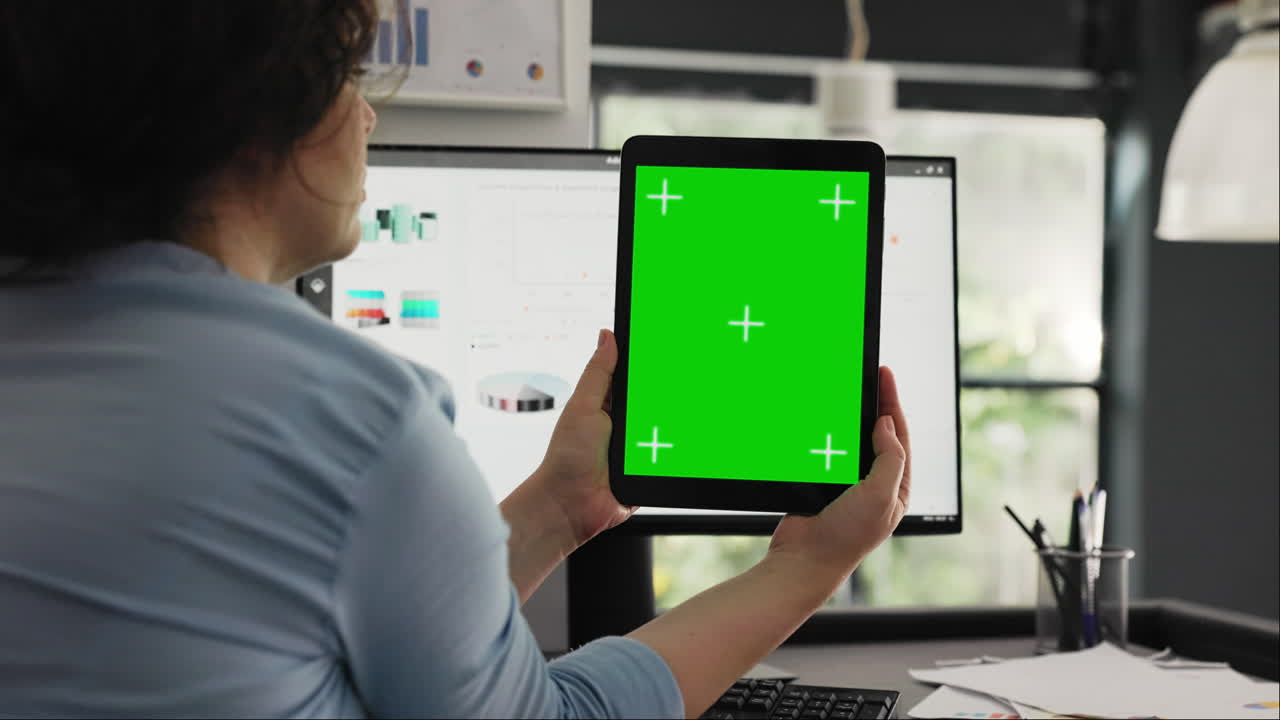 бизнесменка с планшетом в руках