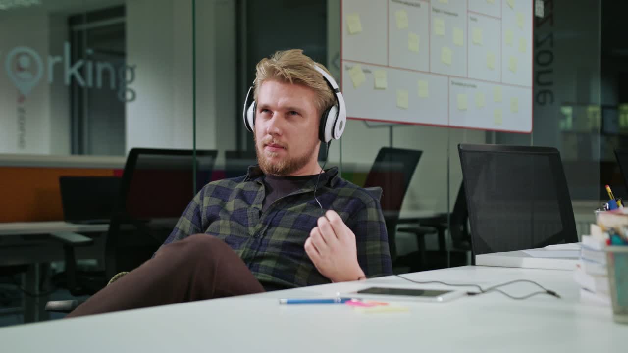 un joven escuchando música en el interior