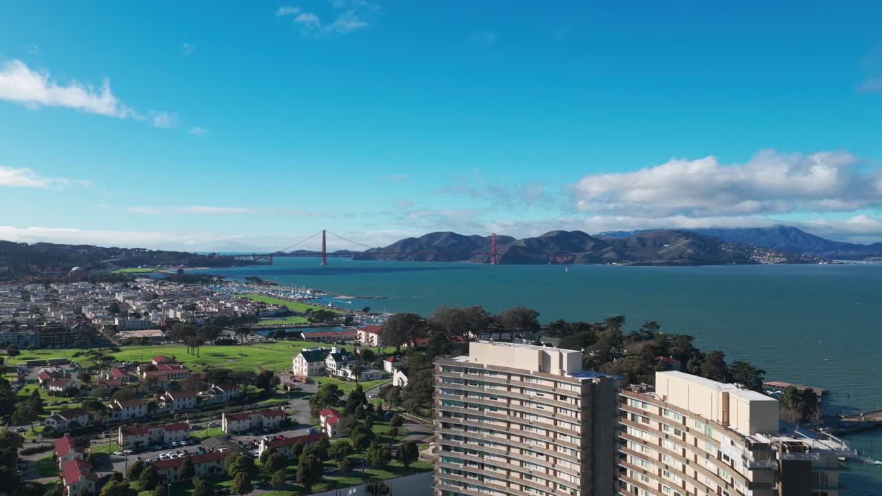 Ampla tomada aérea ascendente da Ponte Golden Gate em um dia de céu perfeitamente limpo em São Francisco, Califórnia. Em 4K.