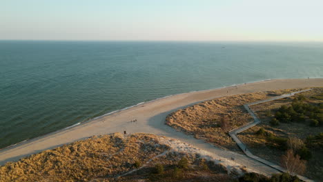 Pocas-Personas-Lejos-En-La-Playa-De-Arena-Blanca-En-La-Península-Hel-Por-La-Mañana