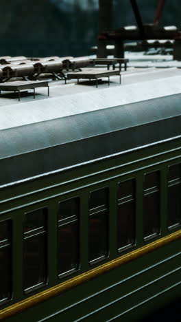 primer plano de un vagón de tren verde de época