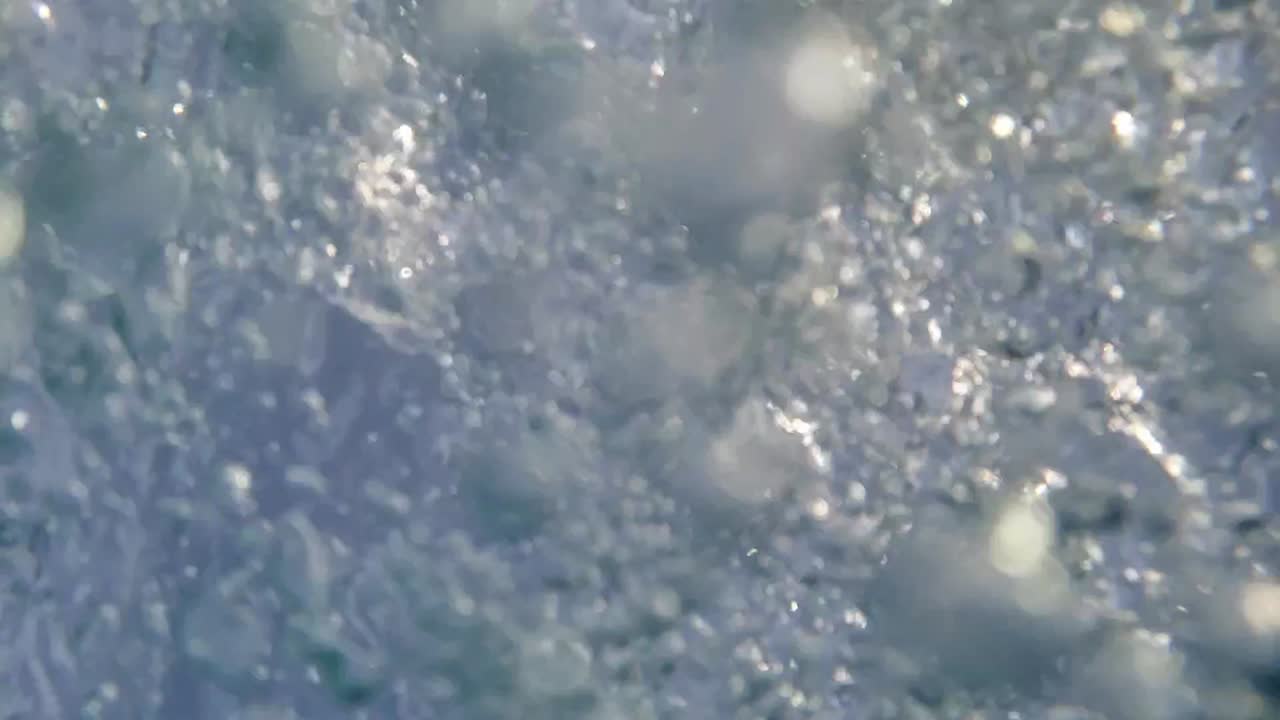 물속에서 위를 올려다보면 생기는 일