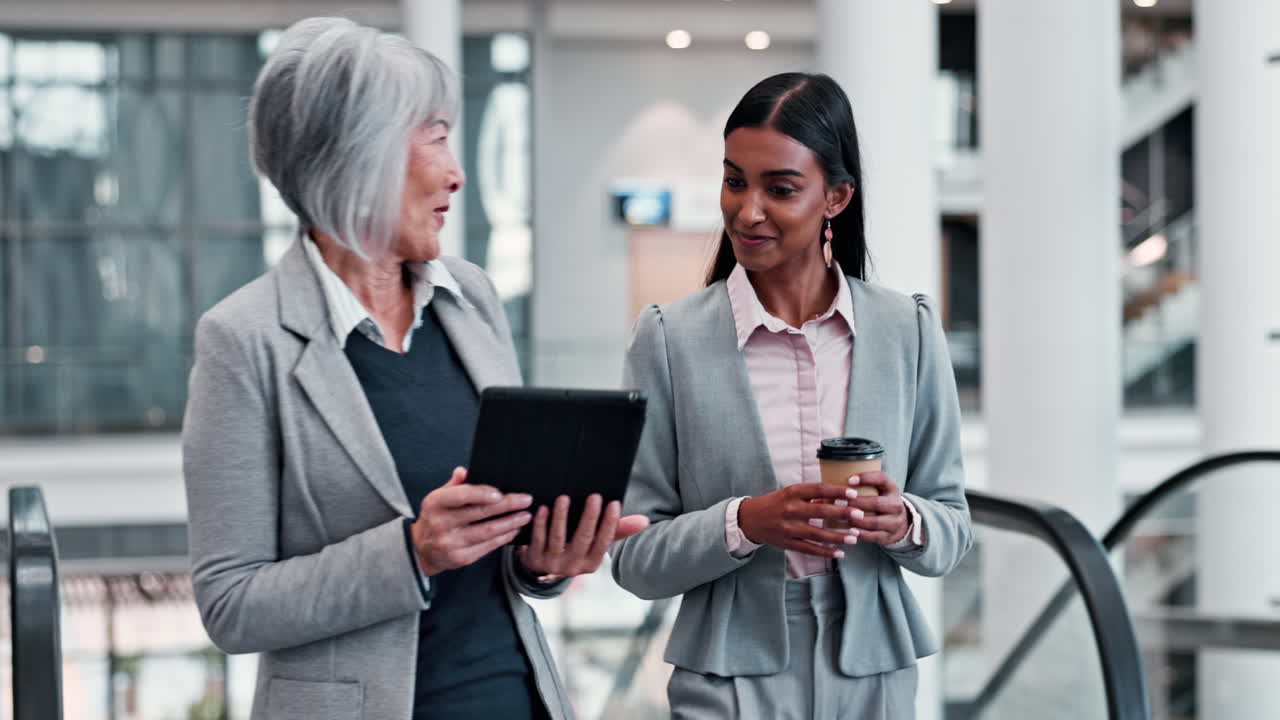 Teamwork, mentor and walking with business people