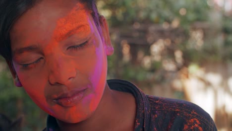 niños celebrando el festival hindú de holi en rajasthan, india