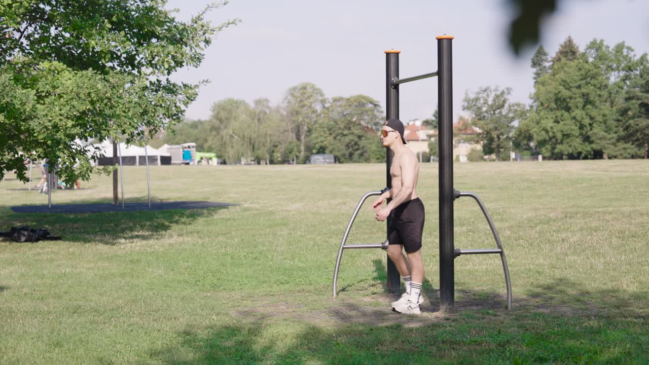 drone despegue de la palma del hombre sin camisa, pull ups en un bar al aire libre, chequia